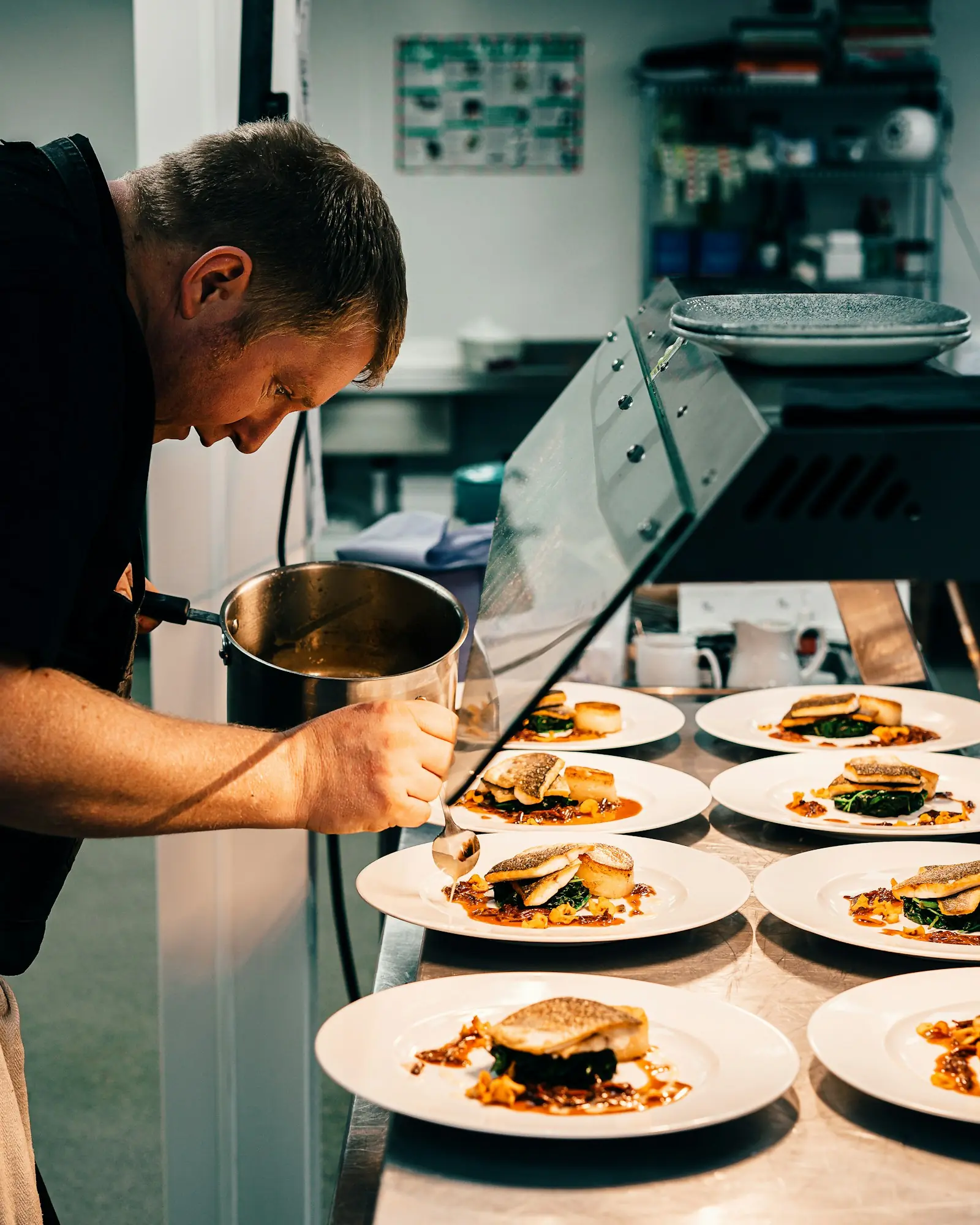 Cozinha de restaurante em horário de pico