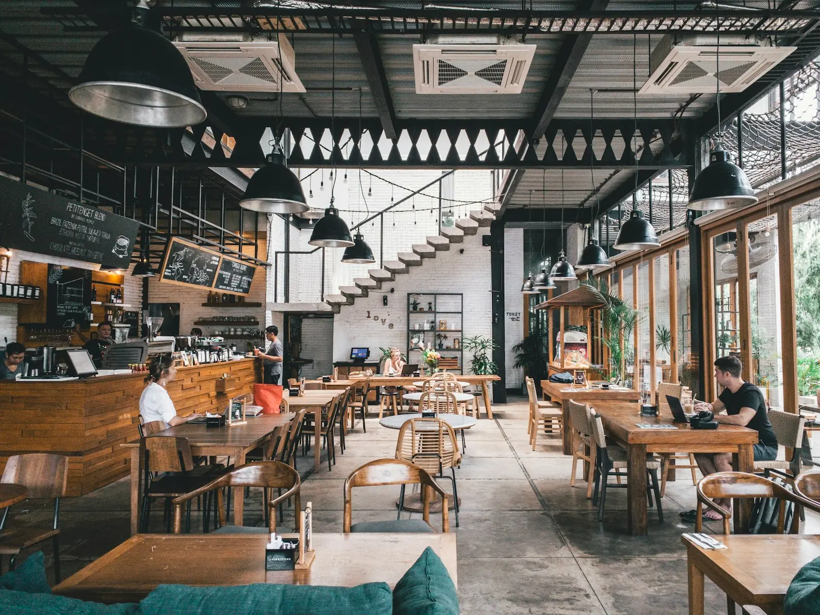Cliente en el mostrador de una cafetería